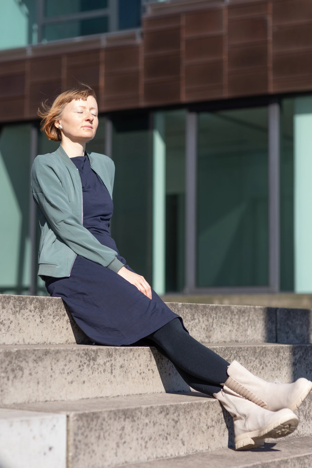 Jana Tolle - Coaching für Mütter - Eine Frau mit einem kleinen Mädchen auf dem Rücken
